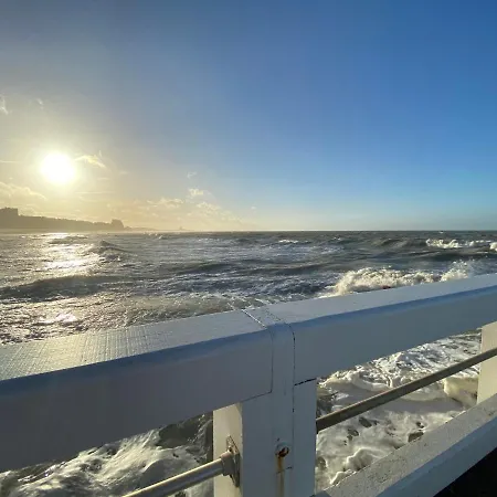 Seadream: Modern Beachside Retreat With Terrace Views Apartment Nieuwpoort