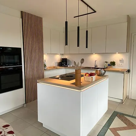 Seadream: Modern Beachside Retreat With Terrace Views *